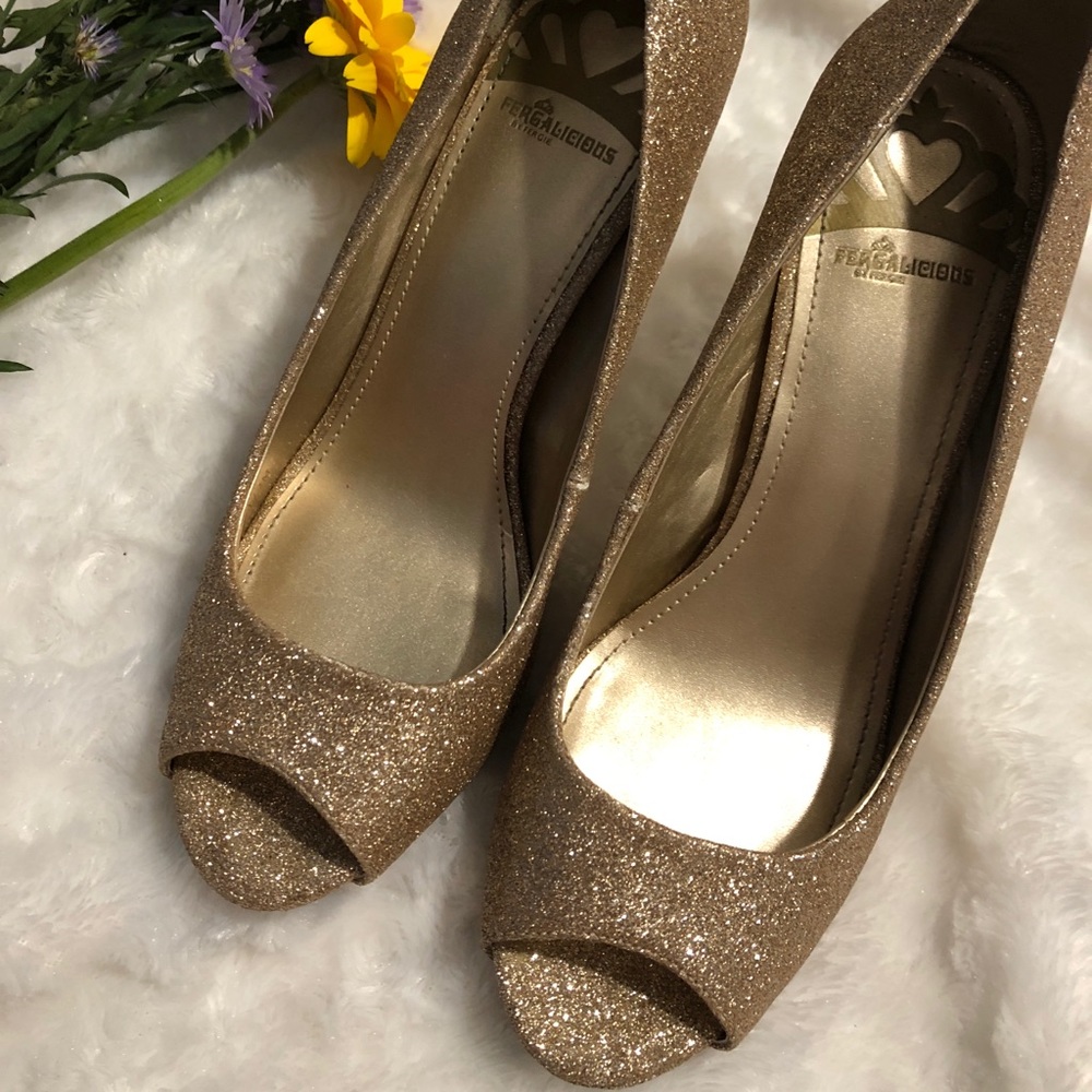 🌟G O L D  Fergalicious Fergie glittery heels!